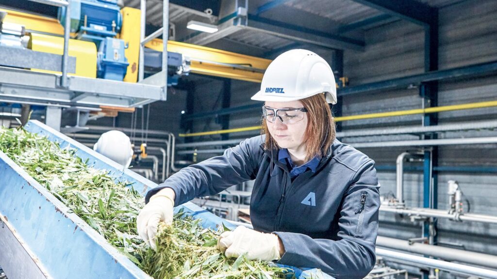 Laura Liukkonen, Global Director Fiber R&D Centers di ANDRITZ durante la raffinazione del bambù con tecnologia di dispersione ANDRITZ.