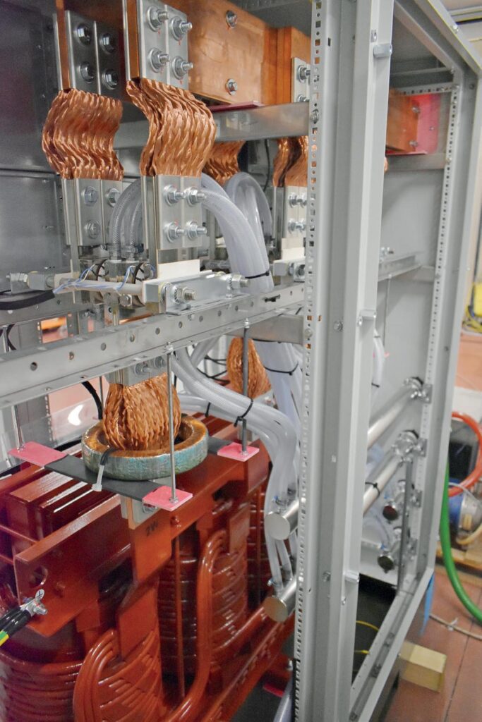 SAEL ha più di 30 anni di esperienza sul raffreddamento a liquido. Un esempio di applicazione eseguita: azionamento DC da 8000 ampere.