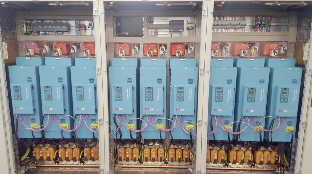 Quadro Multidrive - n° 9 inverters raffreddati ad acqua da 400 KW installati in appena 3 mt. di armadio.